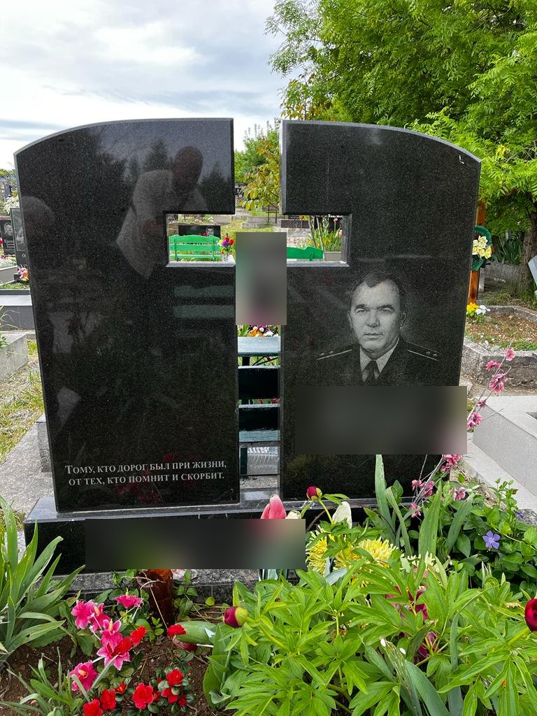 Памятник до гравировки второго портрета на кладбище — Памятники Минеев Групп, Севастополь